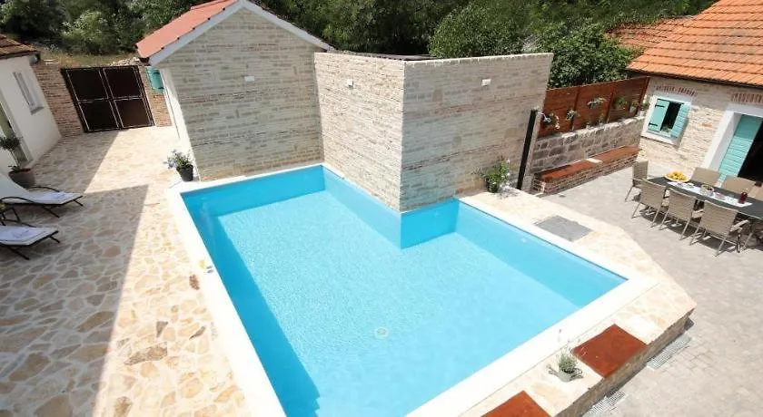 בית נופש Donje Rastane Rural Home With Heated Pool Rastane